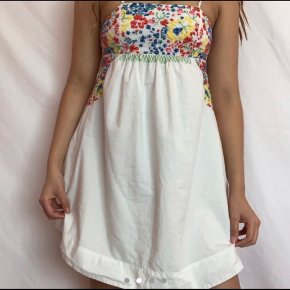 Dresses & Skirts - White flower embroidered dress
